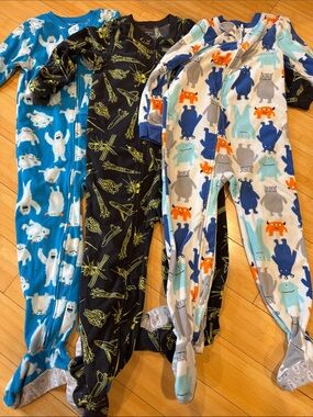 LIKE NEW! BUNDLE! 3! Carter’s Kids Toddler Assorted One Piece Fleece Pjs Sz 5T